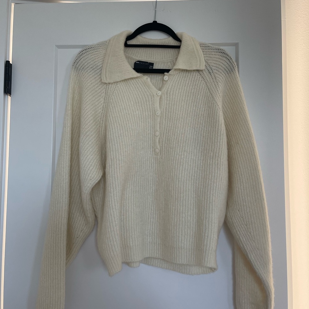 NWOT ASOS Cream V-Neck Women's Sweater